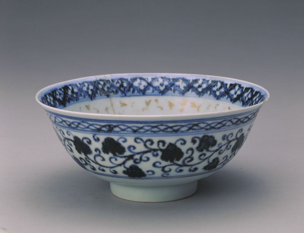 Blue-and-white and gold-colored clover bowl with tangled branches-China Archive